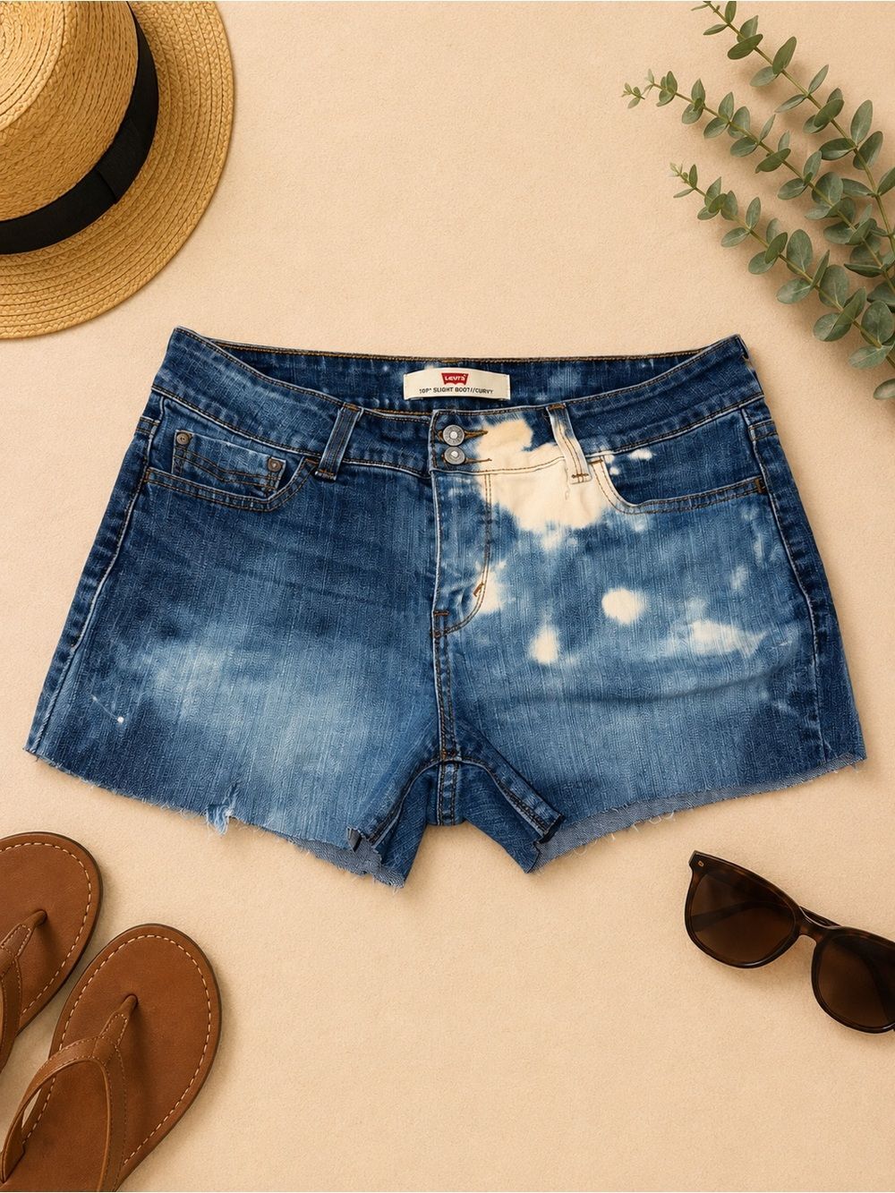 Levi’s Curvy Bleach Wash Cutoff Shorts Button Flap Pockets Size 10